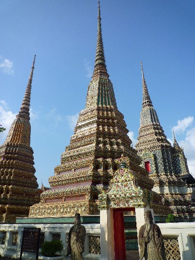 青空と仏塔の鮮やかな色の対比がきれいでした