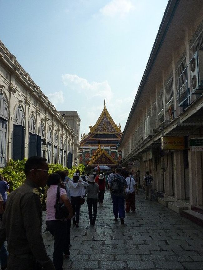 次に向かうは、ワット・プラケーオ＆王宮！！<br />この辺りから混みだしてきました。