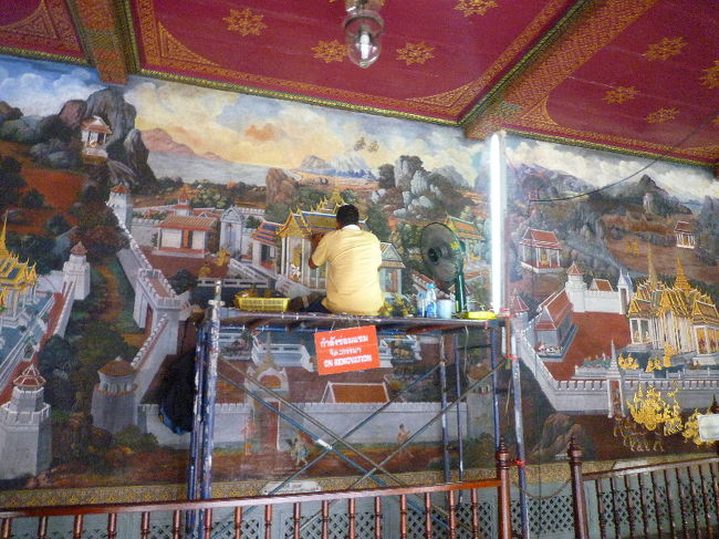 絵画修復中のお兄さん。<br /><br />暑いけど、頑張って…！！！