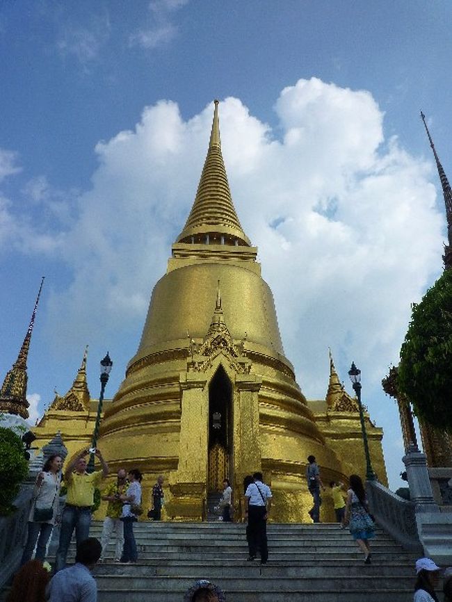 プラ・シー・ラタナー・チェディー<br /><br />エメラルド寺院より、この建物の方がインパクト大きいと思うのは私だけ？？<br /><br />晴れていたので、キラキラ光ってきれいでした…！！