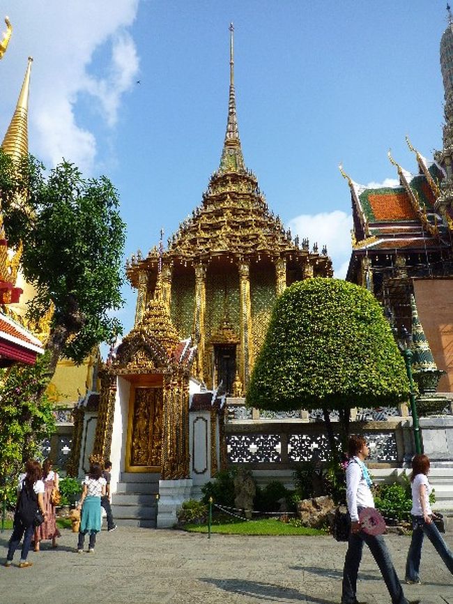 プラ・モンドップ<br /><br />お隣のプラ・シー・ラタナー・チェディーはセイロン様式なのに対して、こちらはタイ様式。<br />鮮やかな色と細かい細工が目をひきます。<br /><br />仏教法典がおさめられてるんだっけかな…？