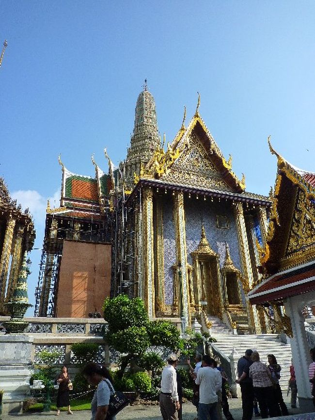 プラサート・プラ・テープビドーン<br /><br />プラ・モンドップのお隣で、これもタイ様式…かな？<br />中には国王像がおさめられているそうで。