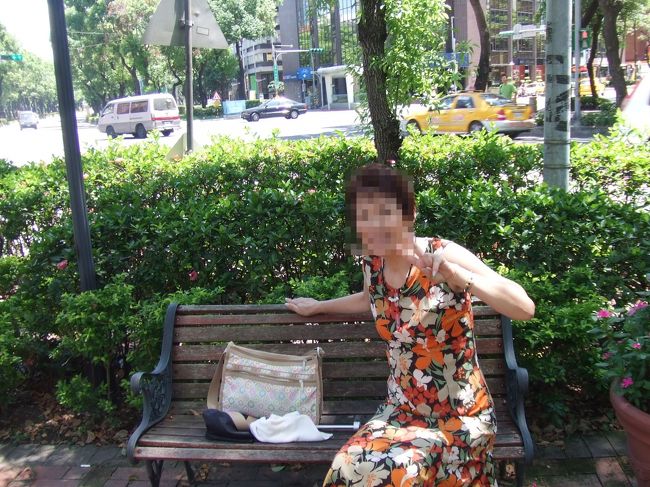 歩けるといったわりには「疲れた〜。まだ〜。」と…。<br />普段歩かない人にとっては２０分歩くというのは大変のようです。<br />…だからタクシーにするか聞いたのに(-д-；)