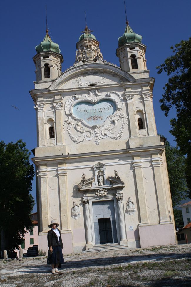 サンレモの小高い丘にあるマドンナ・デッラ・コスタ教会です。駅からタクシーで行きましたが、正解だったと思っています。元気な方は徒歩でも行けますが。<br />見晴らしは素晴らしく良く、ここから旧市街を通ってロシア教会までの散策地としては良かったと思います。