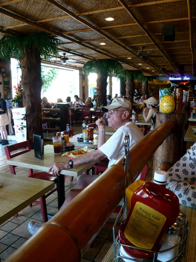 店内は開放的な雰囲気。<br />斜め前に座ってる地元のおじいちゃん<br />ずーっとビール片手にポテトをぱくぱく。<br />なんかゆるくて、いい感じ★