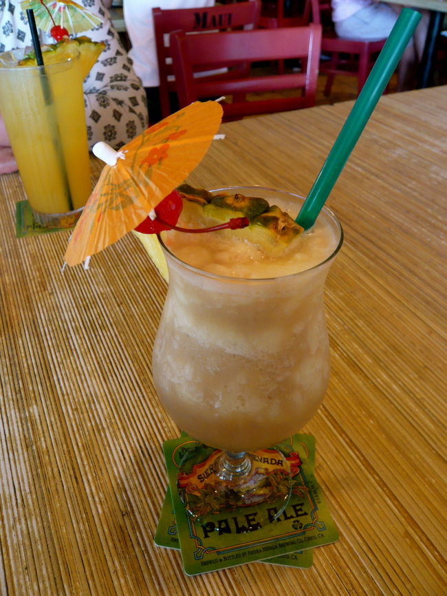 まずは飲み物をオーダー。<br />おすすめを聞いたら<br />トロピカルカクテル〜だって。<br />アルコール低めをオーダー。<br />あまーいパインの<br />スムージーみたいなカクテル。<br />おいしい〜★