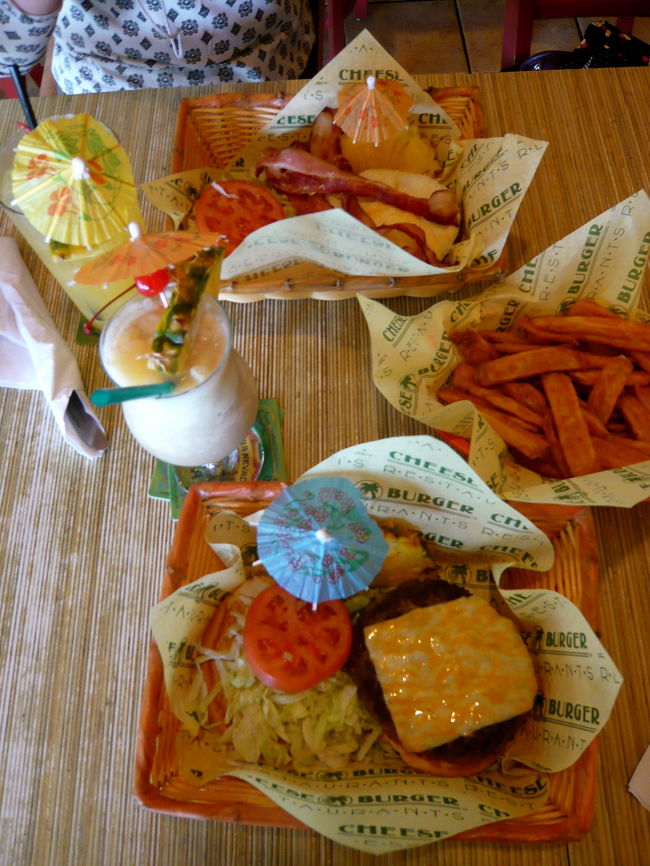 さて、ふたりで注文したのは<br />チーズバーガーとベーコンエッグバーガーに<br />おじいちゃんがおいしそうに食べてる<br />味付きフライドポテト。<br />やっぱりでっかいサイズ！<br />おいしそう！！！