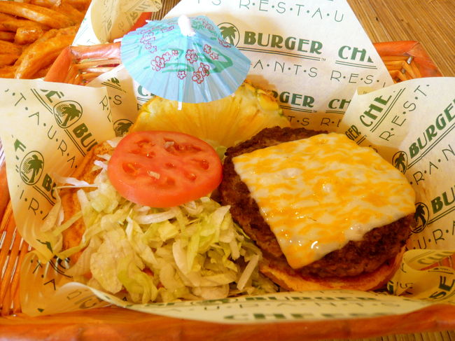 どどーん、わたしがオーダーしたのは<br />店の看板商品・チーズバーガー。<br />チーズがとろっとしててお肉はジューシー<br />バンズもおいしくて大満足。<br />おっきいけどペロッと食べちゃいました。