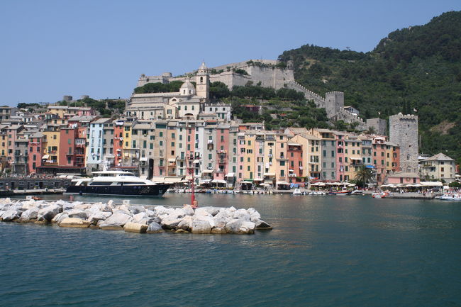 海岸に着くと観光船が着いたとこだったので、乗船することにしました。<br />船はヴェルナッツアからコルニーリア、マナローラ、リオマジョレを経てポルトフィーノまで行きました。途中イルカの姿を見ることができました。<br />写真はポルトフィーノの全景です。ポルトフィーノに上陸し、昼食をとり、ジョルジョ城塞へ行きました。２時頃再度船に乗り、モンテロッソ・アル・マーレまで行き、列車でジェノヴァまで帰りました。