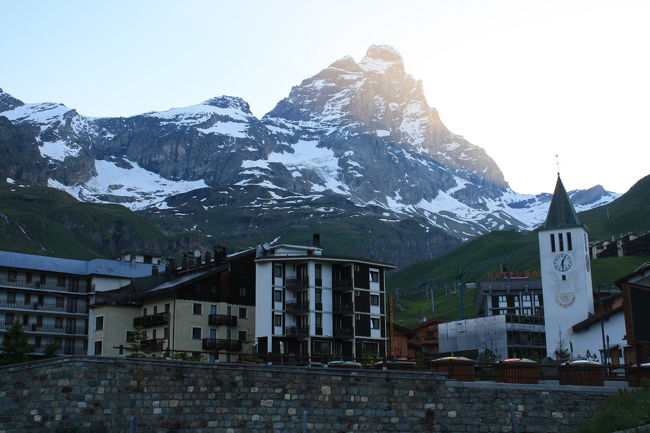 チェルヴィニアから見たマッターホルンの朝焼け（朝焼けはスイスの方で見られ、こちらは裏側にあたるので、こちらでは赤いマッターホルンはみられませんでした）です。<br />ツエルマットからマッターホルンはみられるのですが、奥まったところにあり、奥座敷にあるという感じですが、チェルヴィニアからマッターホルンは目の前にあり、座敷にあるという感じです。