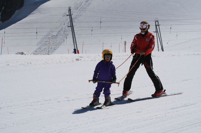 プラトー・ローザは夏スキーのメッカで、多くのスキヤーが押しかけており、このような小さい子供がお母さんと滑っている風景を撮りました。