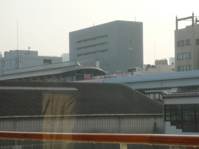 出航して船内から見た日の出駅。