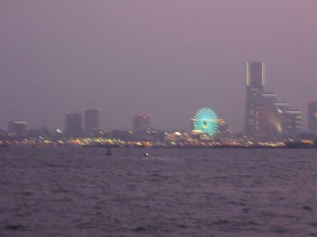 日も落ち花火の雰囲気が盛り上がってきました。<br />でも、外は暑いは、湿度は高いはで体はベトベトです。