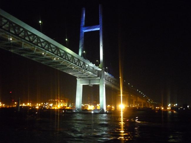 あっと言う間に花火も終わり帰路へ。<br />ベイブリッジです。