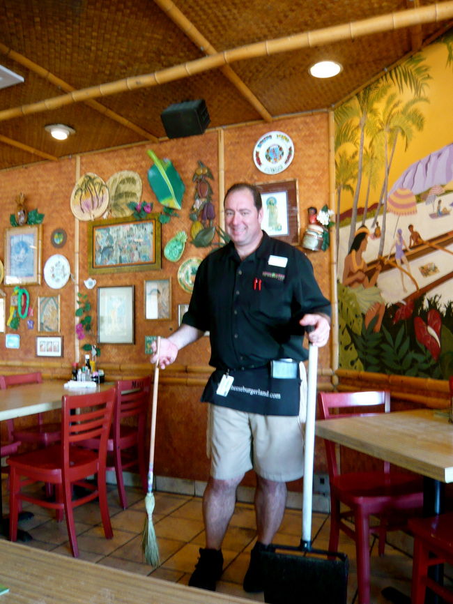 陽気に掃除をはじめたお店のおっちゃん。<br />ポテトが食べ切れなくて<br />「持って帰りたいー」と言ったら<br />「お持ち帰りはできないんだー」って。<br />しつこくお願いしたら、包んでくれました★<br />一緒に記念撮影もしたけど<br />ぎゅうーっと抱きしめられて<br />つぶれるかと思ったほど力が強かった！