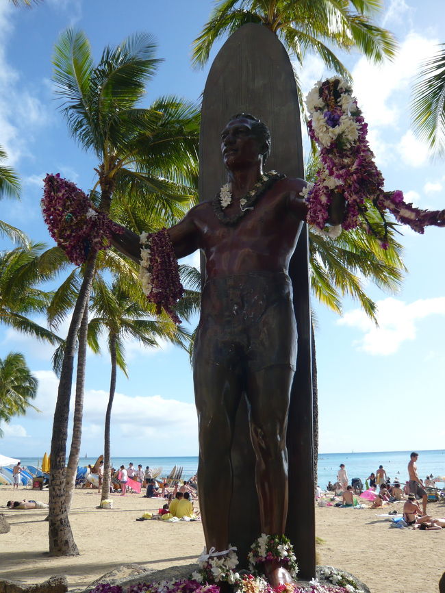 ハンバーガーを食べた後は<br />ビーチ沿いをおさんぽ。<br />デューク・カハナモク像さん、こんにちは。<br />サーフィンの神様として<br />ハワイの人たちのヒーローなんだそう。