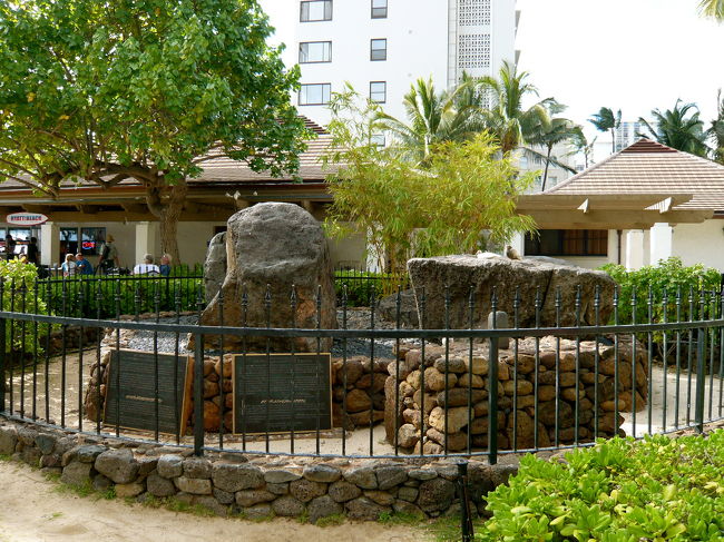 デューク像からすぐのところには<br />〈ワイキキの魔法石〉という4個の石が。<br />超自然の力・マナが宿る石なんだそう。<br />ワイキキビーチのど真ん中にある<br />パワースポット！<br />ワイキキビーチ交番の横です。