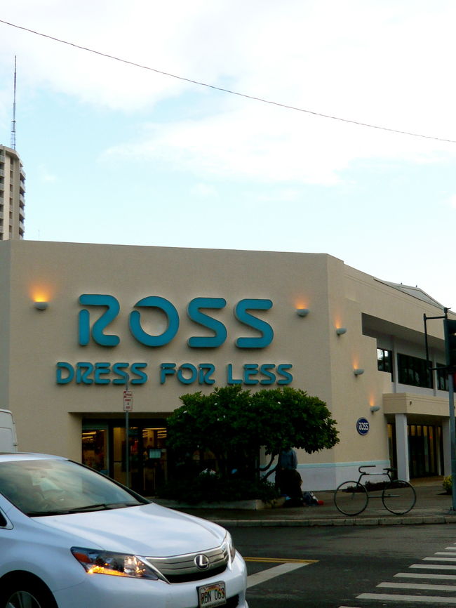 ワイキキトロリーに乗って<br />アラモアナショッピングセンターへ。<br />まずは少し歩いたところにある『ロス』へ。<br />おなじみ激安ストア。<br />乱雑に並んだ商品の中から<br />お宝を探し出すのが楽しい！<br />わたしはブランド物のナイトドレスが<br />90ドルが10ドルになってるのを発見！<br />しかもレジで、さらに2ドル引きに。<br />「You are so lucky！」って言われちゃった★