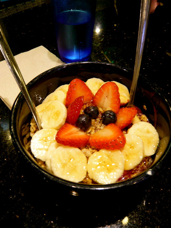 2階の『ブルー・ハワイ ライフスタイル』<br />というオーガニックのものを置いているお店で<br />念願のアサイーボウルを食べる！<br />もちろんオーガニックのものを使用。<br />たっぷりのアサイーの上には<br />シリアルとバナナ、ベリー類★