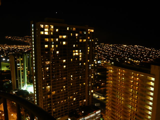 アラモアナから、またトロリーに乗って<br />ホテルに戻りました。<br />夜はラナイから見えるのはこの夜景★