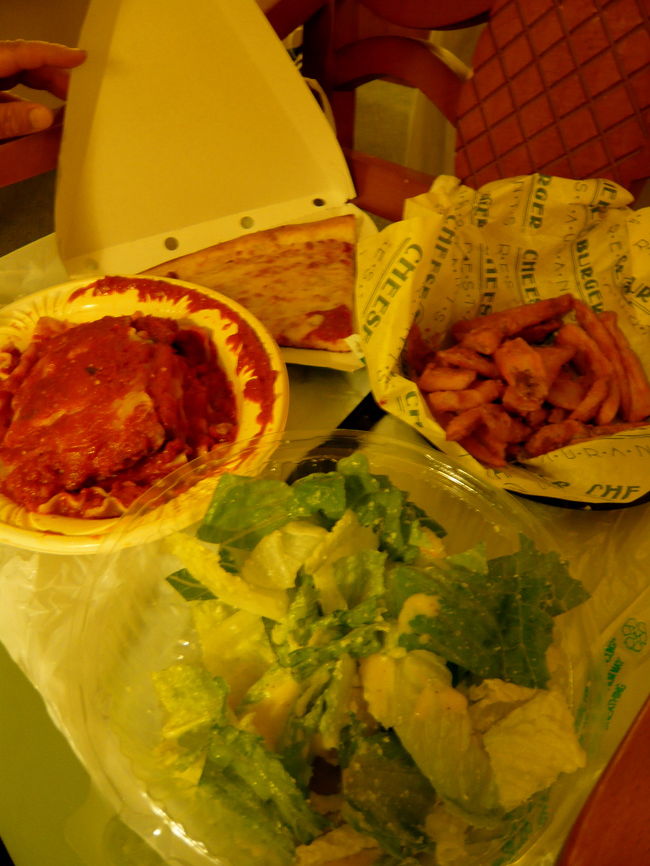 夜景を眺めながら<br />アラモアナのフードコートで買ってきた<br />ピザとラザニア、サラダをぱくぱく。<br />明日もハワイを楽しむぞー★