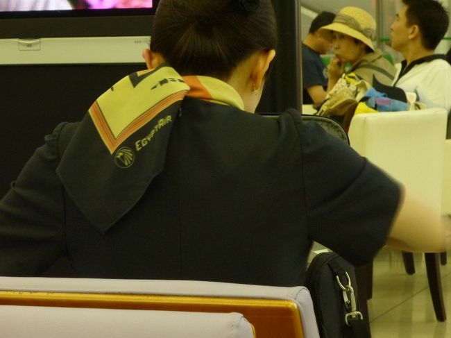 待ち時間にベンチに座っていたら・・エジプト航空の日本人ＣＡさん<br />が前に座っておられたので多分ご一緒するのかな、スカーフが特徴的なので<br />記念に1枚