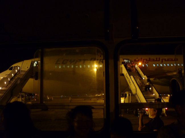 ルクソール到着、この便はさらにカイロに向けて出発します。260人乗りでほぼ満席でしたがルクソールで降機したのは40人〜50人ほど。あとはカイロ経由でヨーロッパにいく人もいるとか・・