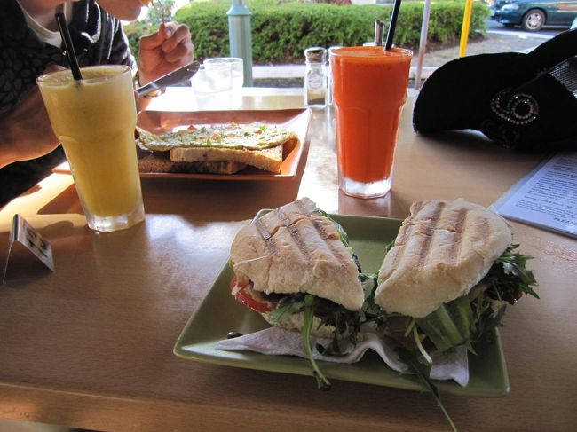 値段は高めで、ドリンクとフードを頼むと2000円弱するのですが、野菜類は新鮮でボリュームもあり、ジュースも濃厚なのでおすすめです。<br /><br />オーガニックカフェ・フュージョン・オーガニックス（Fusion Organics）<br />http://www.livingincairns.com.au/osusume%20spot/restaurant/fusionorganics.html