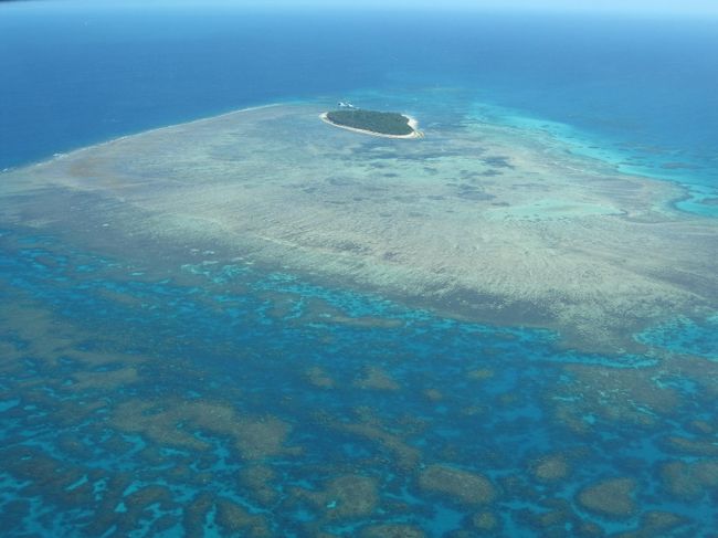 出発前に地図で飛行ルートを説明してくれます。<br />飛行中もヘッドホン越しにアナウンスしてくれるのですが、エンジン音でうるさく何も聞こえません。<br /><br />ルートによるとこちらがグリーン島。