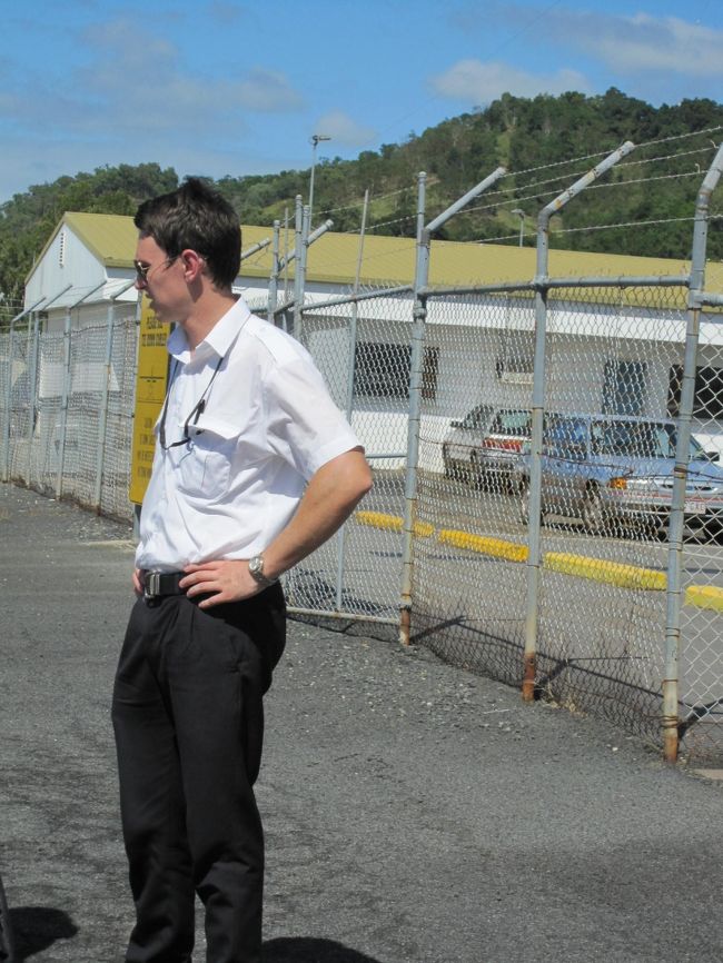 セスナ機はヘリコプターのように窓枠が大きくないのと、機体が小さいので離陸と着陸の際はかなり揺れるのがネックです。<br /><br />それでも空からの眺めは最高です。<br /><br />こちらはパイロット。