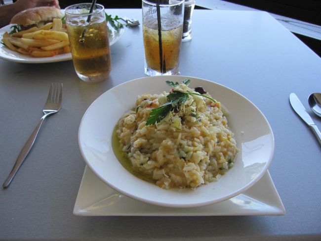 シーフードリゾットです。アルデンテではないので本当のリゾットではないです。<br />でも具だくさんでおいしかったです。<br />かなりのボリュームで半分くらいで満腹になりました。
