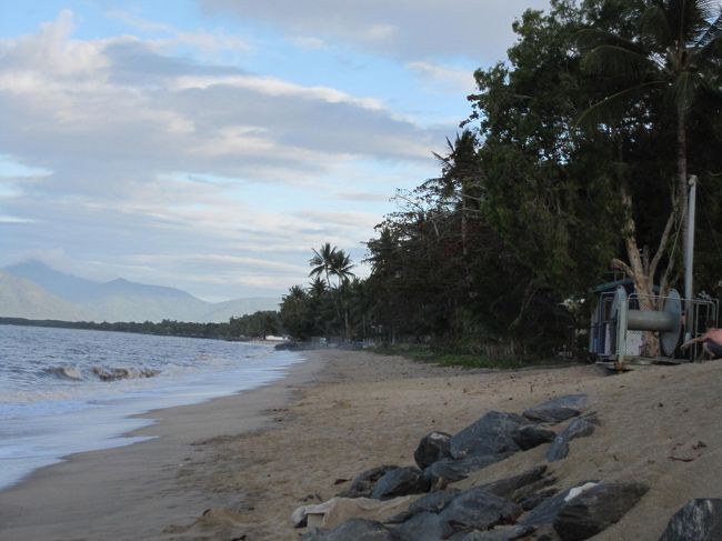 このビーチにしたのはケアンズからそれほど離れていないので、時間つぶすのにもちょうどいいこと、まず日本人がいないので、地元に溶け込んでゆっくりできること、そして海辺のカフェが直に砂浜に面しているからです。<br /><br />他のビーチだと道路を挟んでお店があるようですが、こちらはカフェからビーチを近くに感じることができます。<br />そして静かです。
