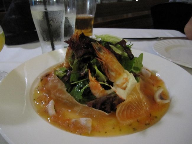 ここは地元の人達の他に日本人観光客も多かったです。<br /><br />食事も繊細な味がしておいしく、ドリンクメニューも豊富でした。