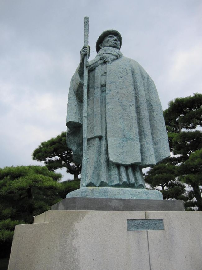 入場料1500円を払って入ります。<br />企業の博物館にしては割高・・・<br /><br />ミキモトブランドの創設者・御木本幸吉の像です。