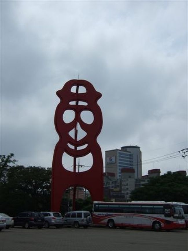 済州民族自然史博物館<br /><br />大きな目印の、トルハルバン<br />どの方角から見てもその形が分かるように、三枚の板をくっつけて出来ています。<br />