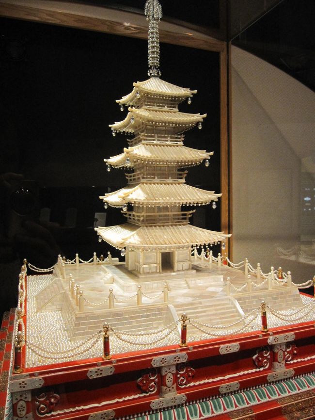 真珠でできた五重塔。見事です。