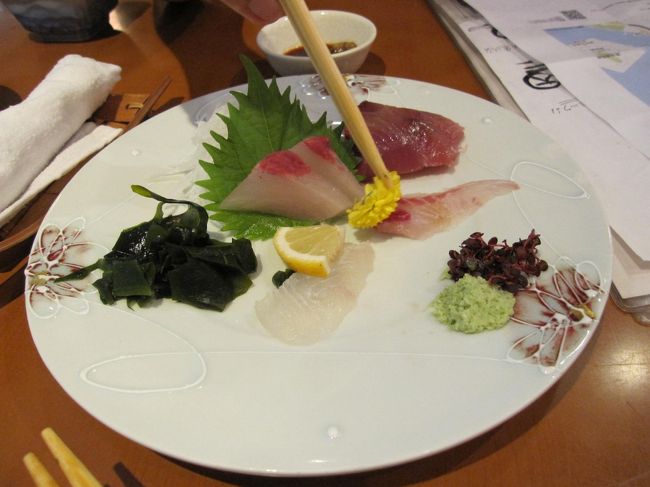 その日獲れたての刺身の盛り合わせ。<br /><br />おいしいけれど、お皿が温かかったのとお刺身がぬるいのが残念です。