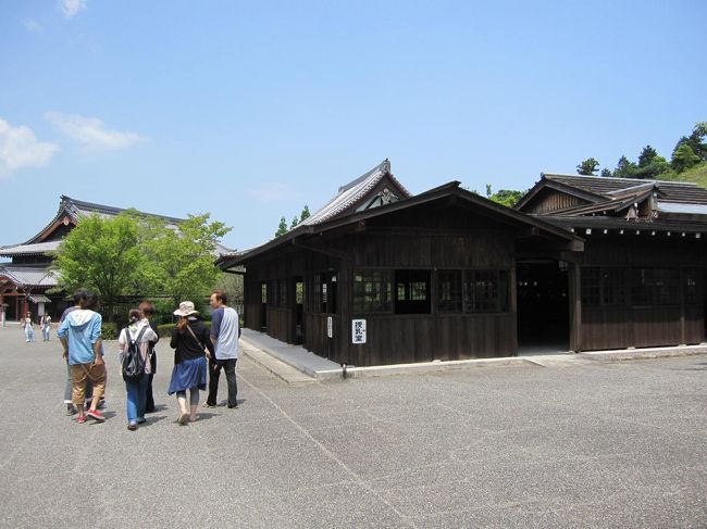 夏休み期間の日曜日なのに人が閑散しているのと、敷地の広大さに驚きました。<br /><br />ここは昔の屋敷が立ち並び、ひとつの村になっていて、屋敷はからくり迷路だったり、飲食店だったりします。<br />劇場もありました。