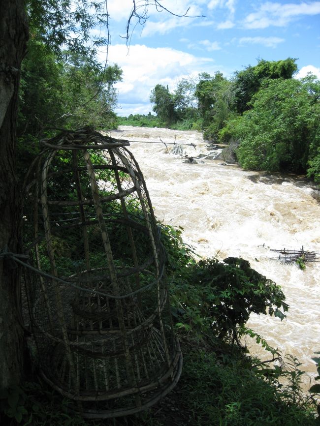 こんなものすごい水量の所にも罠を仕掛けるんだろうか？<br /><br />それとも、乾季で水が少なくなったときに使うんだろうか？<br />