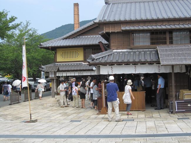 赤福五十鈴川店にて無事お餅を購入できました。<br /><br />こちらの店舗は完全予約制ですが、知らずに直接買いにきているお客さんも多かったです。<br /><br />本店では売れ残っていれば普通に購入できるそう。<br />14時頃は大箱のほうは残っていました。<br /><br />食べ比べに普通の赤福も買って、食べましたが、餡子の色も味も全然違いました。<br />おいしかったです。<br /><br />今度は百貨店で購入します（笑）<br />真夏に伊勢まで行くのは大変です。。
