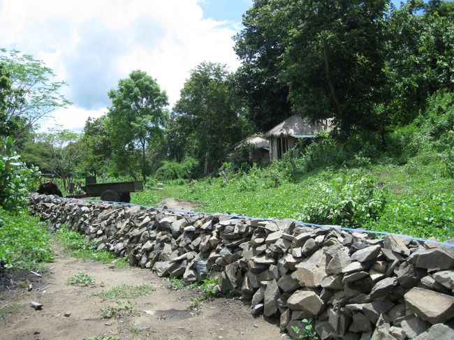 チョット下流に降りると家があり、石垣がぐるりと回してあった。<br /><br />人が住んでいるんだろうか？<br />