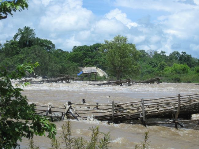 写真反対の川岸を見ると、ほったて小屋に何人か寝転がっていた。<br /><br />漁師さんたちだろう。2人ばかり女性もいた。<br /><br />「サバディー」と声をかけても返事無し。無愛想。<br /><br />まあ、いいや。<br /><br />写真でも撮らせてもらおう。<br /><br />日本で言う「梁」があちこちにあった。<br /><br />でもボロボロの状態で、誰も漁をしている様子はなかった。<br /><br />…やっぱ、乾季が稼ぎどきか…