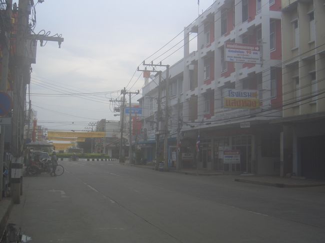 夕方６時、スリン駅近くの　常宿<br /><br />セントン・ホテルへ<br /><br />毎年来ては泊まっているので<br /><br />従業員の皆さん、覚えてくれている（嬉）
