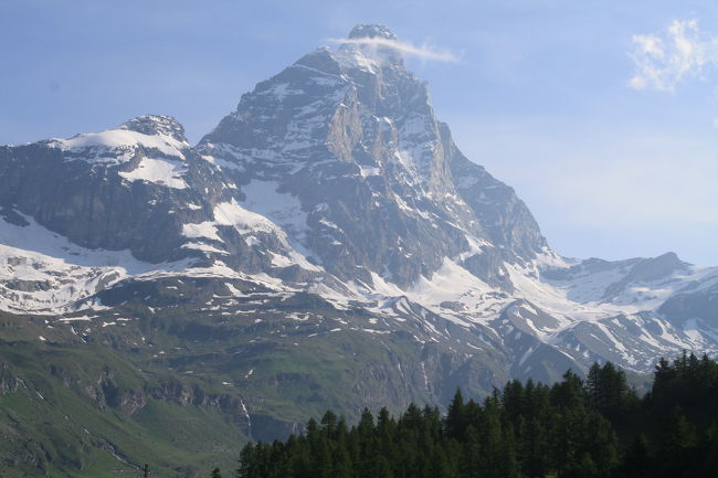 チェルヴィニアからラーゴ・ブルーへ往復するチェルヴィニアで最もポピュラーなハイキングコースです。行きはマッターホルンを背にして（帰りはマッターホルンを正面に見て）針葉樹林の中を歩きます。