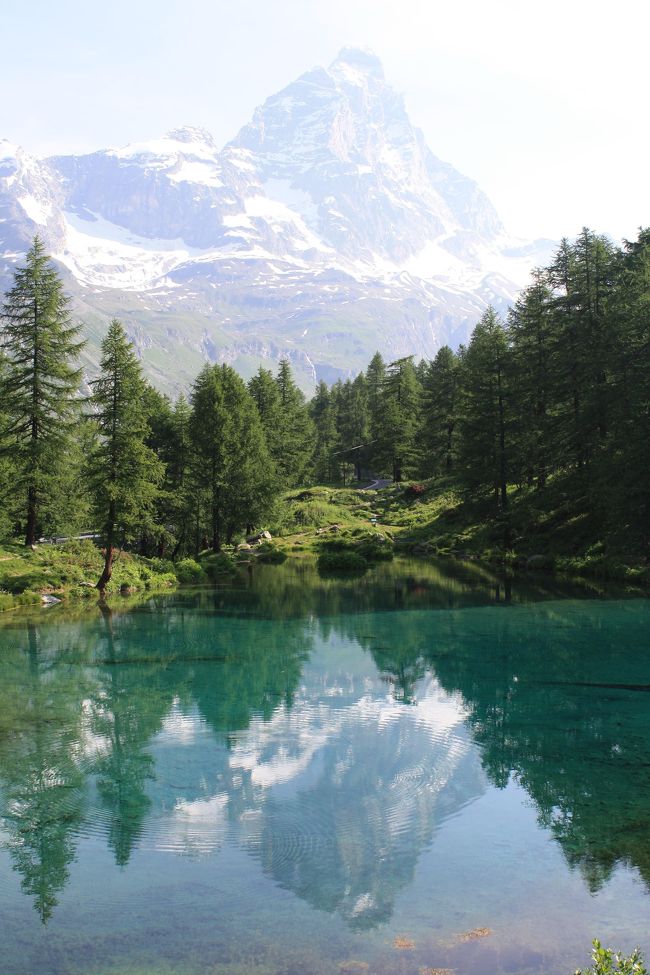 マッターホルンを映すラーゴ・ブルーです。ラーゴ・ブルーは針葉樹林にかこまれた小さな湖です。あまりに静寂だったので湖畔のベンチに横になり、寝てしまいました。少し騒がしくなったので、起きてみると日本のバスツアーの方たち２０名ほどが来られて、写真を撮っておられました。