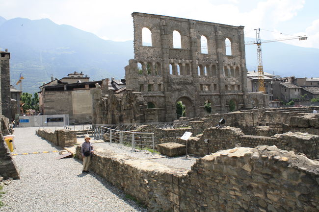 アオスタにはローマ遺跡がいくつか残っており、これはローマの円形劇場跡です。