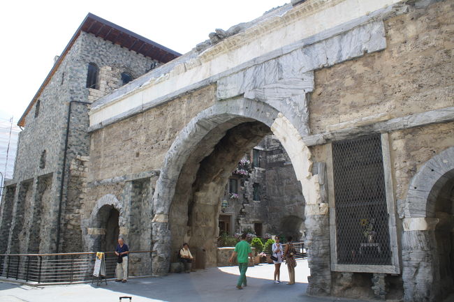 アオスタのローマ遺跡プレトリア門です。