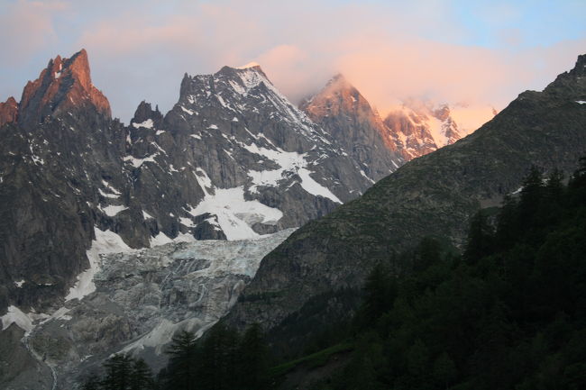 クールマイヨールのラパルドから撮った朝焼けのモンブランです。