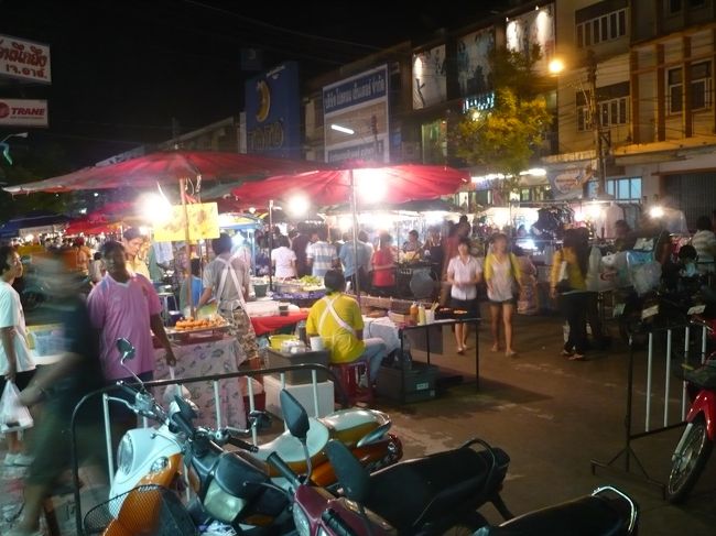 一本南側の道路が　夜になると<br /><br />ナイトマーケットに早変わり