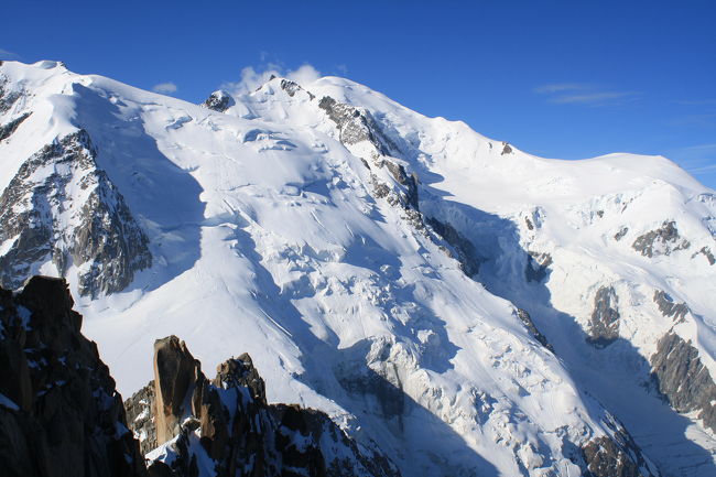 クールマイヨールからゴンドラを乗り継ぎプンタ・エルブロンネルへ。<br />ここからロープウエイでエイギーユ・ドウ・ミディ展望台へ行き、モンブランをまじかに見ました。